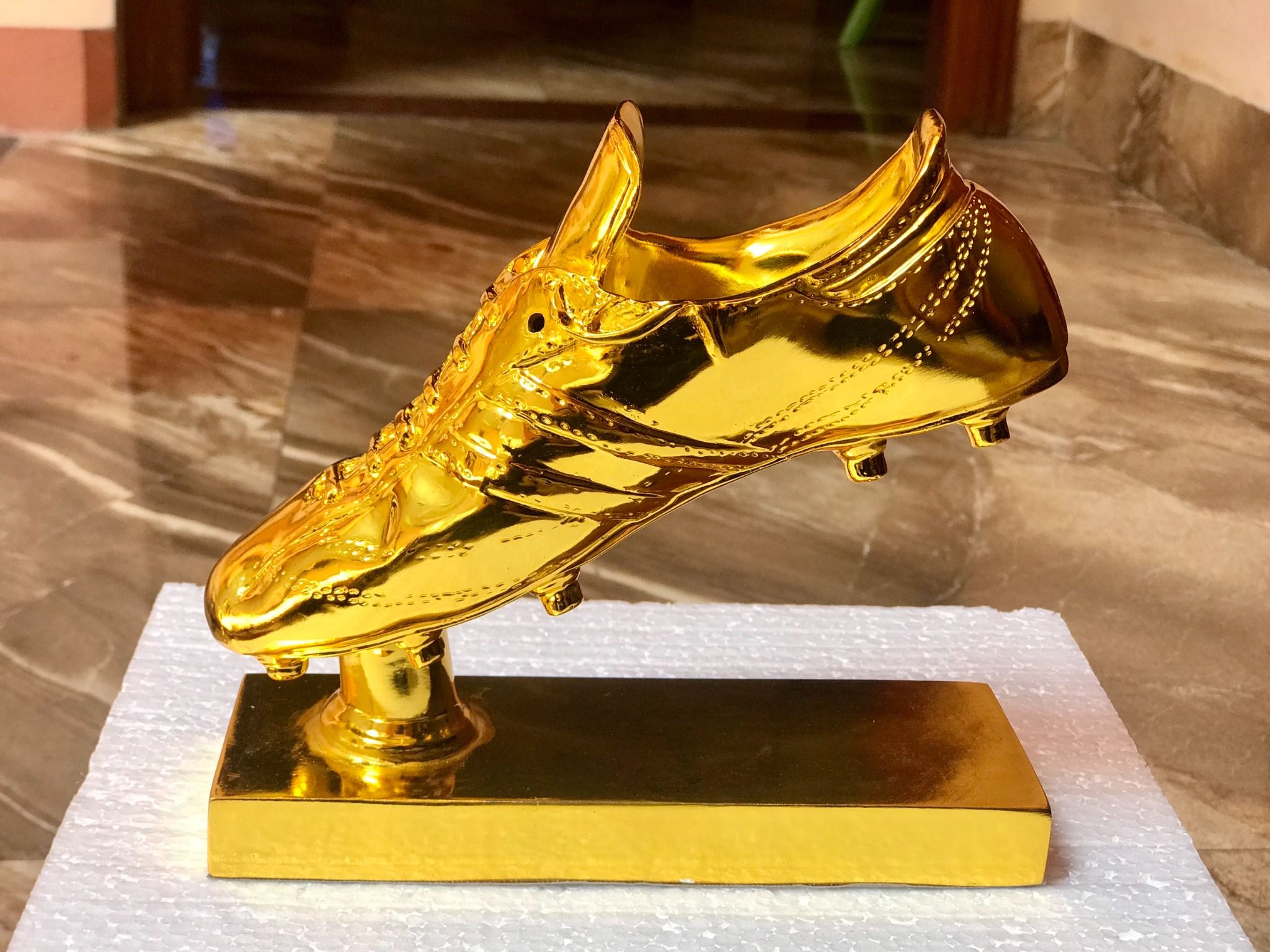 Giày Vàng Lưu Niệm – Tien Dinh Sport