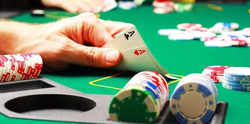 Bluff trong poker là gì? Tìm hiểu về các kiểu bluff khác nhau trong poker.