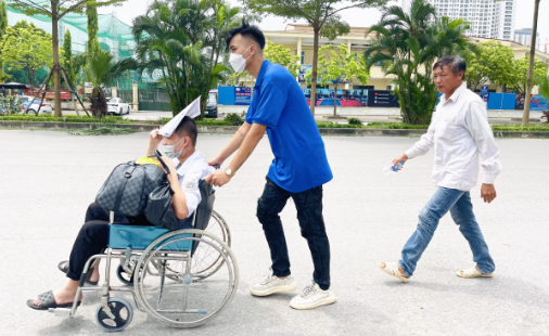Những tình huống giúp người khuyết tật không đúng cách