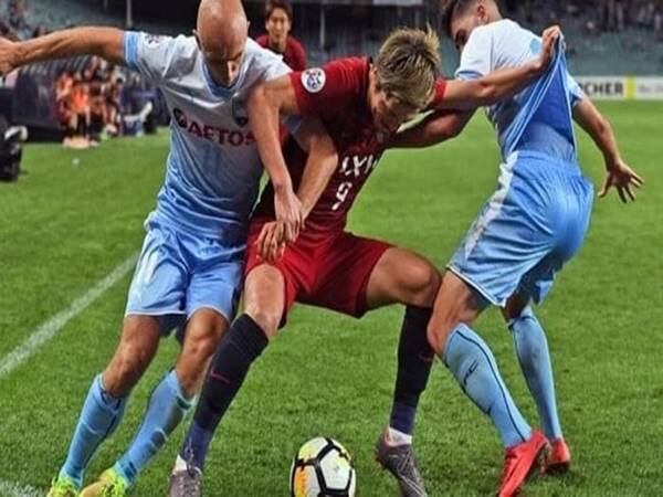 Tì đè là gì trong bóng đá? Cách tì đè thế nào cho đúng luật