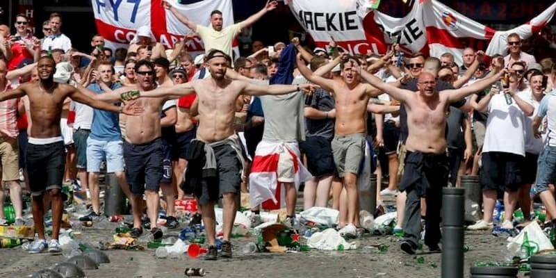 Giai dap chi tiet thuat ngu Hooligan la gi Thuật ngữ Hooligan là gì? Hooligan tác động tới bóng đá thế nào?