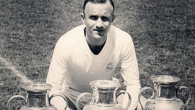 Hậu vệ huyền thoại José Santamaría