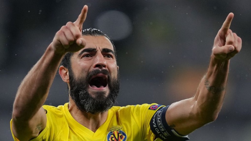 Vẫn chơi bóng đỉnh cao dù đã gần 40 tuổi Cầu thủ Raul Albiol - Cây trường sinh của Tây Ban Nha