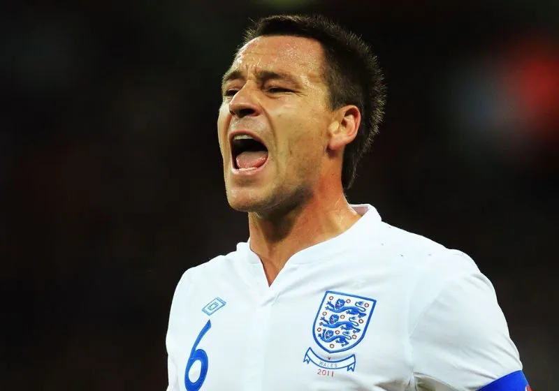 John Terry thực hiện pha cản phá quyết liệt trên sân cỏ