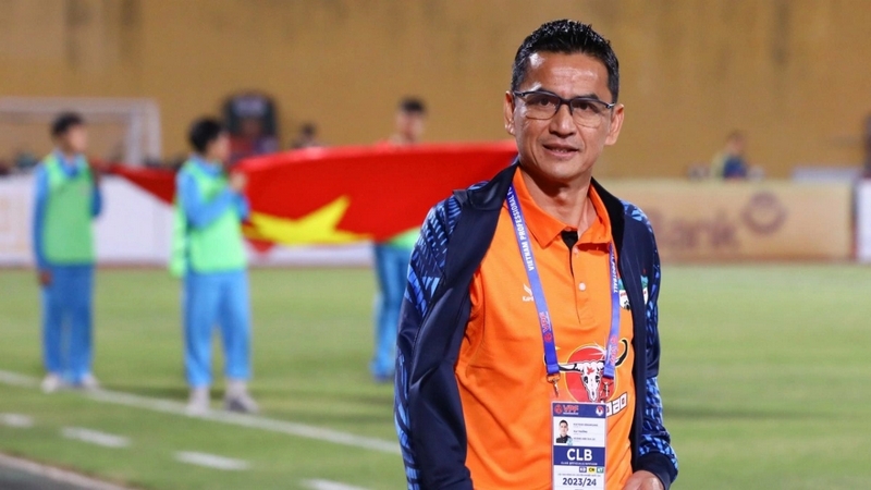 Huyền thoại Kiatisuk Senamuang của bóng đá Thái Lan