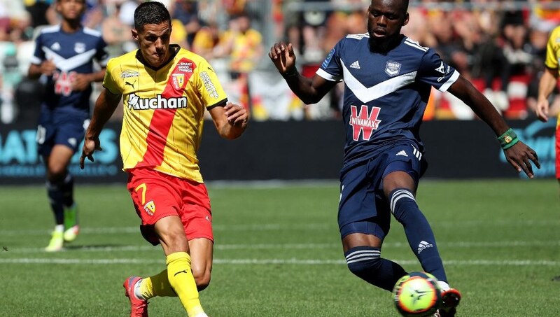 Pha tranh bóng quyết liệt của cầu thủ Bordeaux trên sân